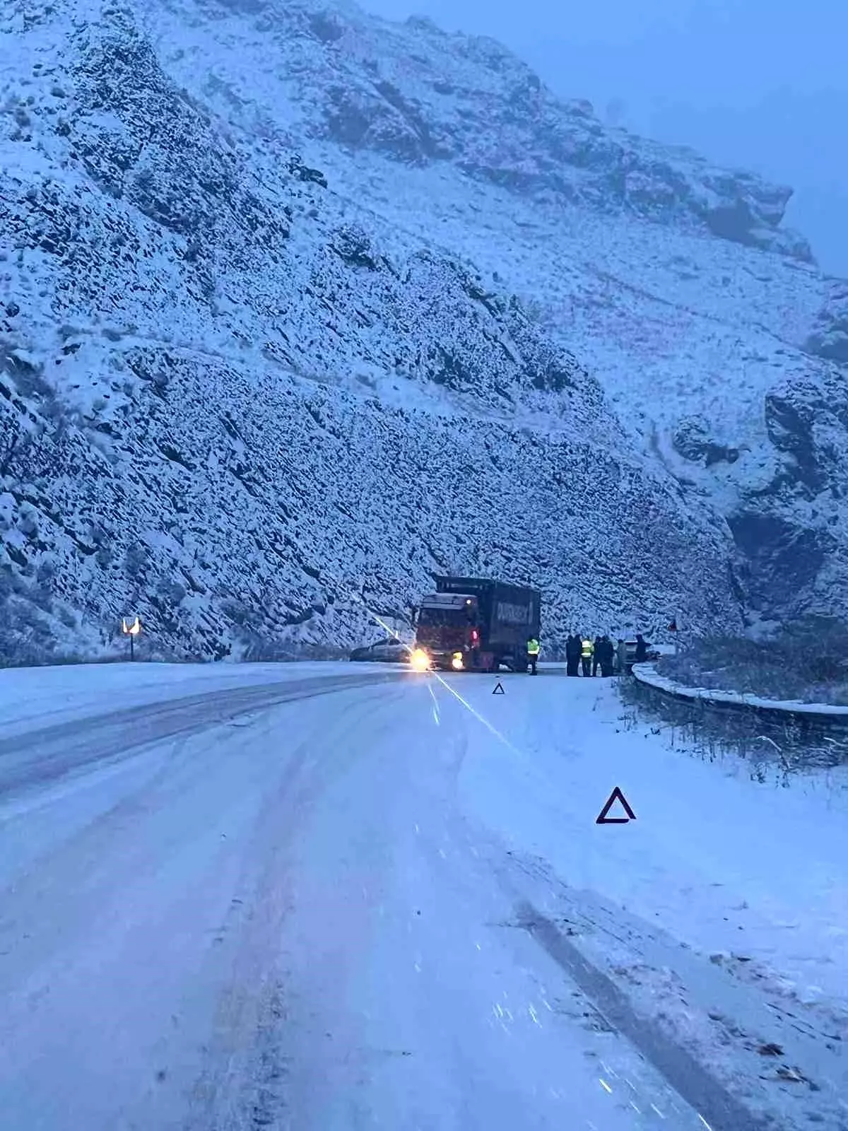 Erzurum-Erzincan karayolunda ağır tonajlı araçların geçişine izin verilmiyor