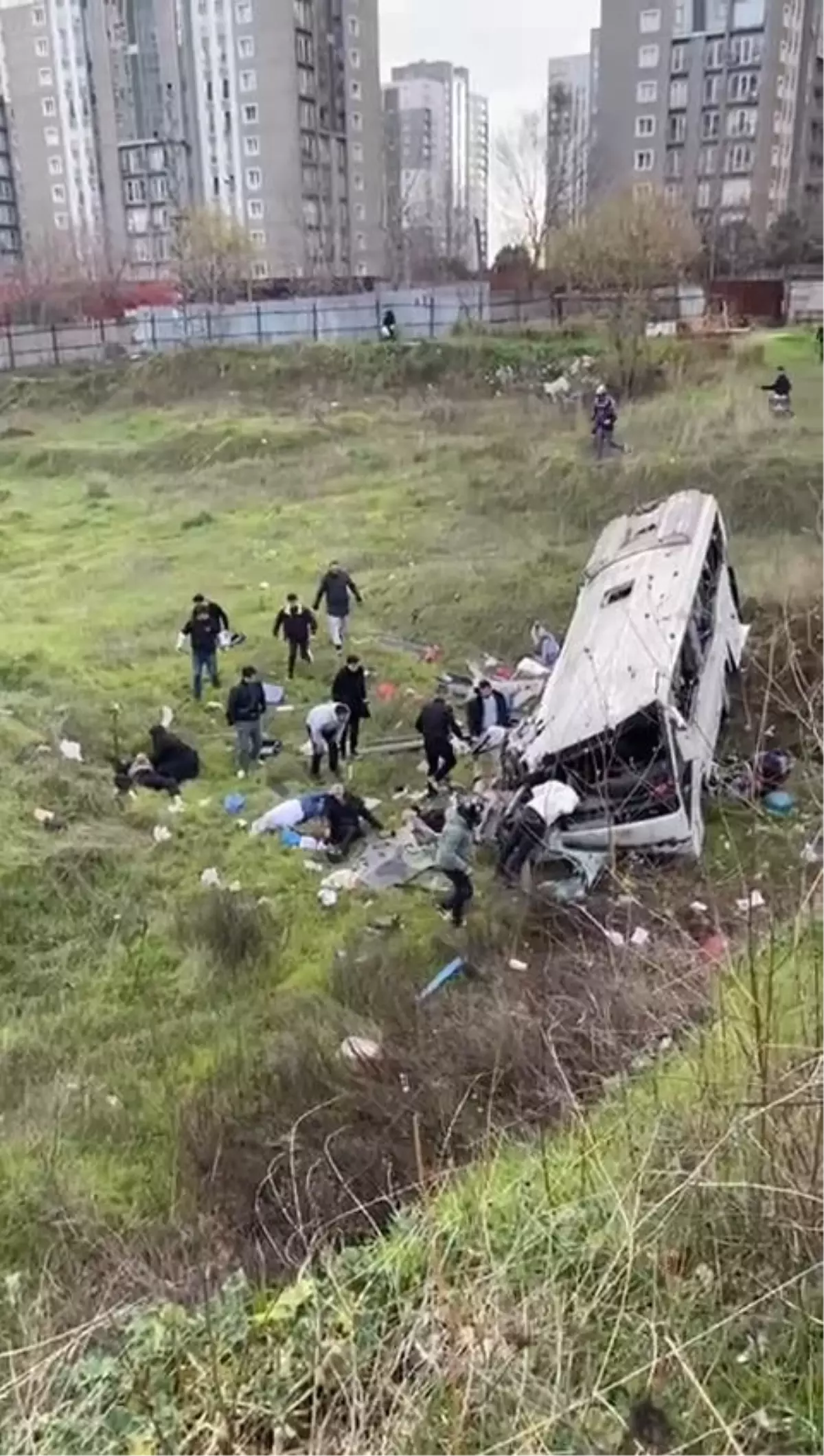 Esenyurt'ta otobüs şarampole yuvarlandı; ölü ve yaralılar var -2 / Ek görüntüyle