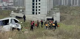 Esenyurt'ta servis midibüsü devrildi