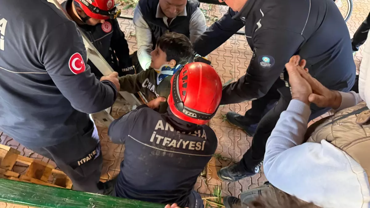 Foseptiğe düşen 6 yaşındaki Eyüp kurtarıldı, annesi çalışmaları gözyaşlarıyla izledi