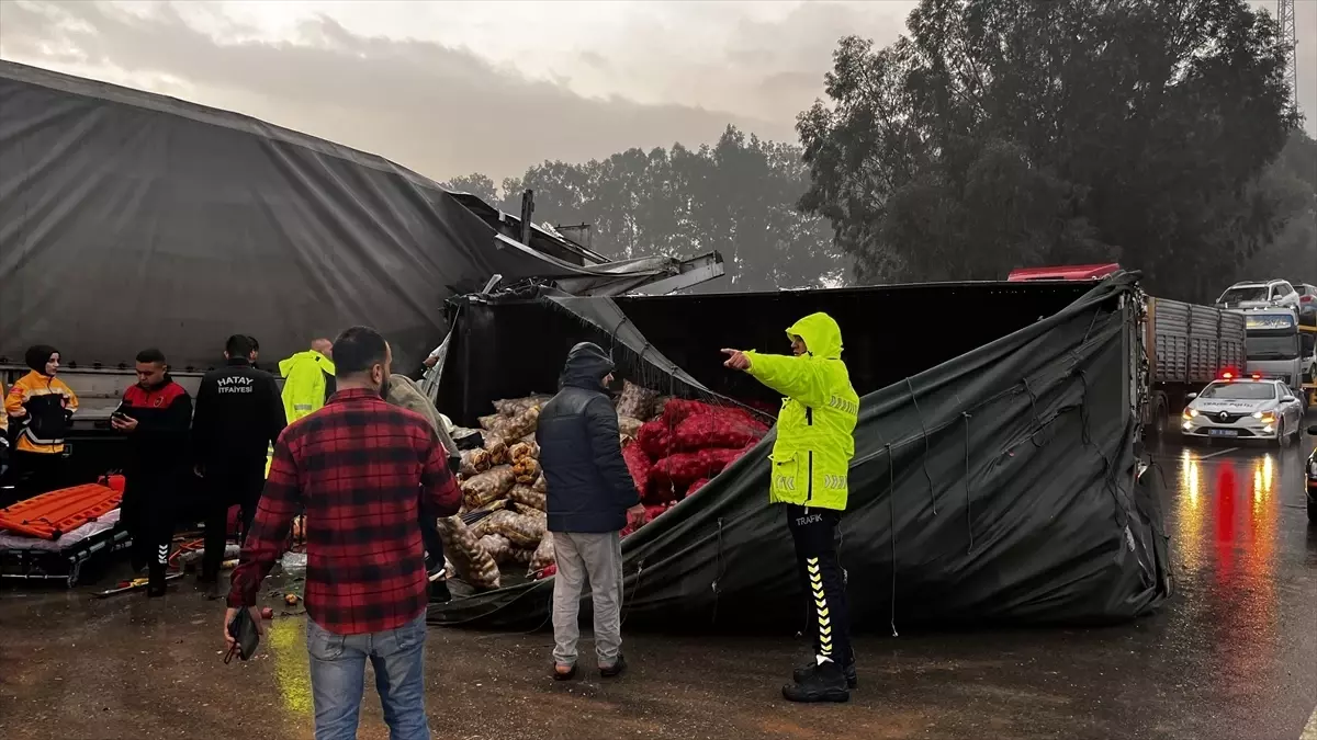 Hatay'da park halindeki tıra çarpan kamyondaki 2 kişi yaralandı