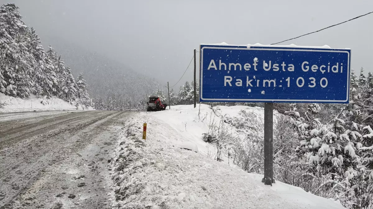 Karabük'te Kar Yağışı Etkili: Ahmetusta Geçidi'nde Karayolları Ekipleri Çalışma Yaptı