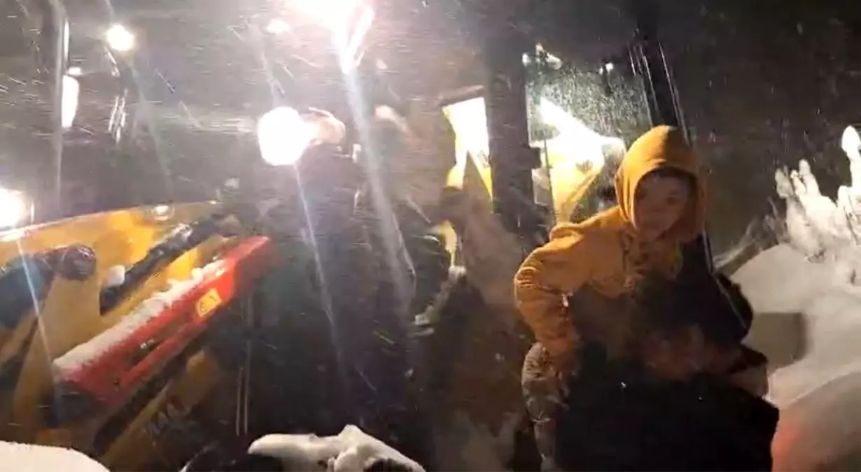 Kardan yolu kapanan köyde rahatsızlanan çocuğun imdadına ekipler yetişti