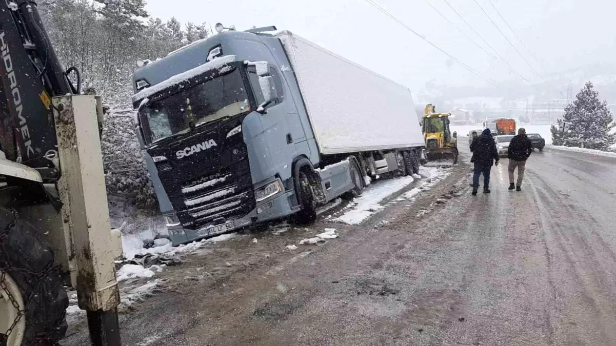 Karlı yolda, tır şarampole devrildi