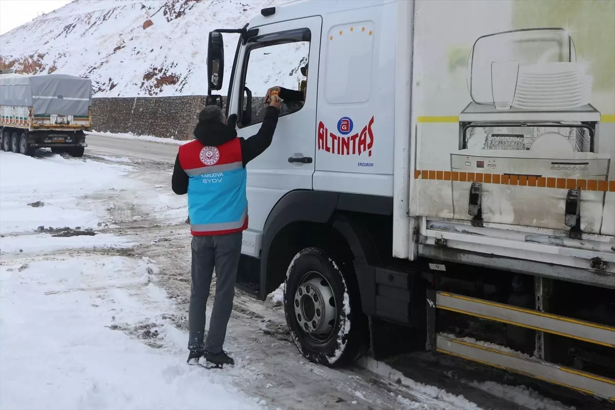 Karlıova'da araç sürücülerine yiyecek ve içecek ikramı