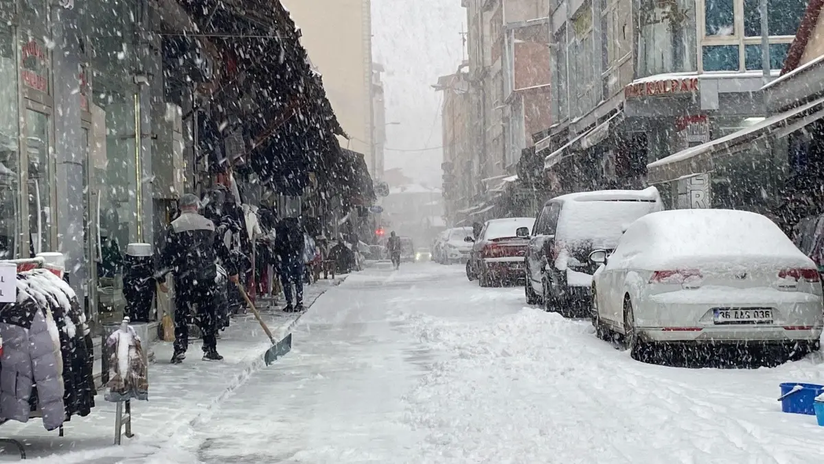 Kars'ta kar yağışı ve tipi; 27 köy yolu ulaşıma kapandı