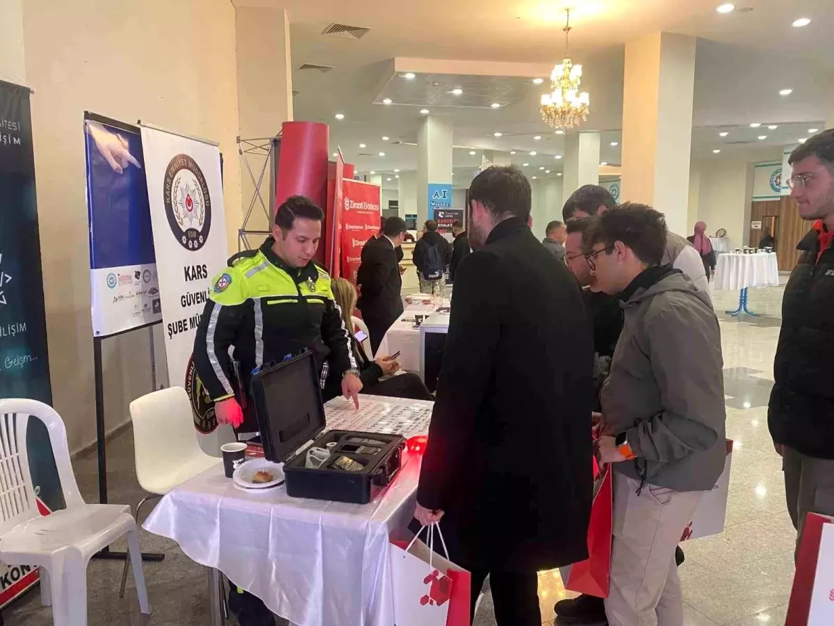 Kars'ta üniversite öğrencilerine trafik araç ve gereçleri tanıtıldı