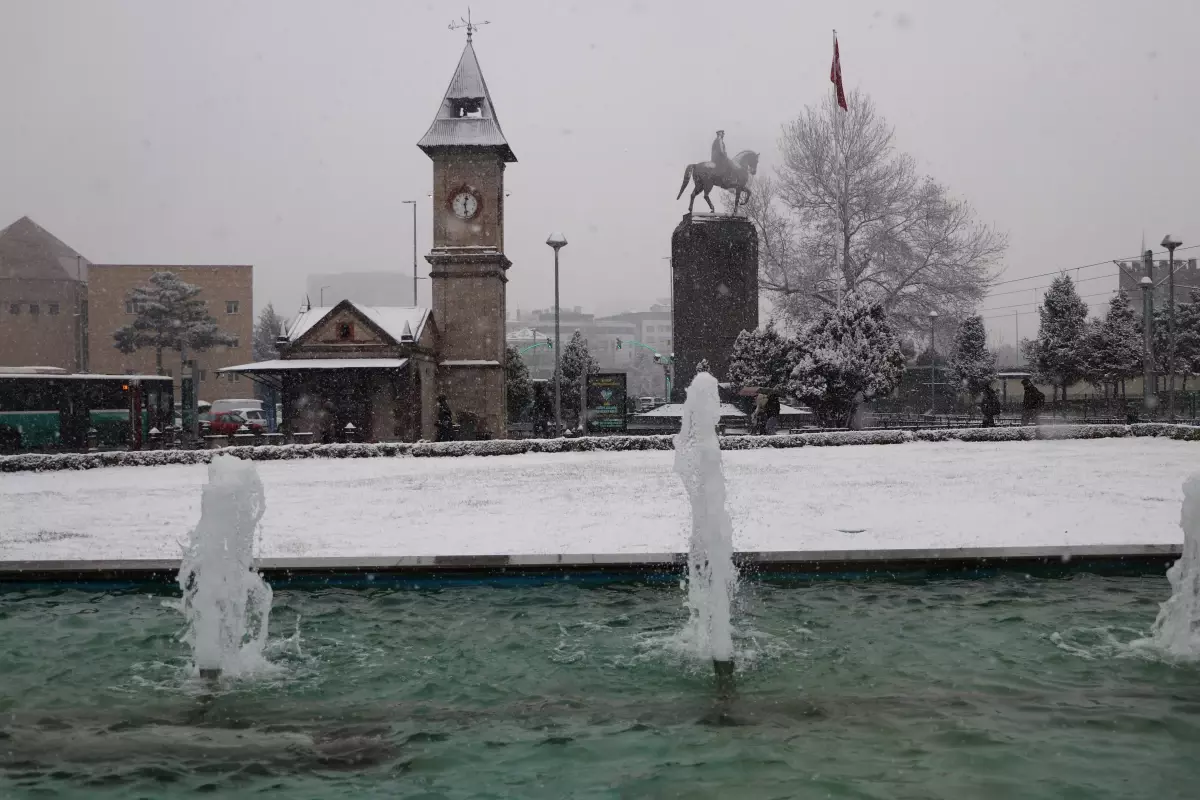 Kar Yağışı Kayseri'yi Beyaza Bürüdü