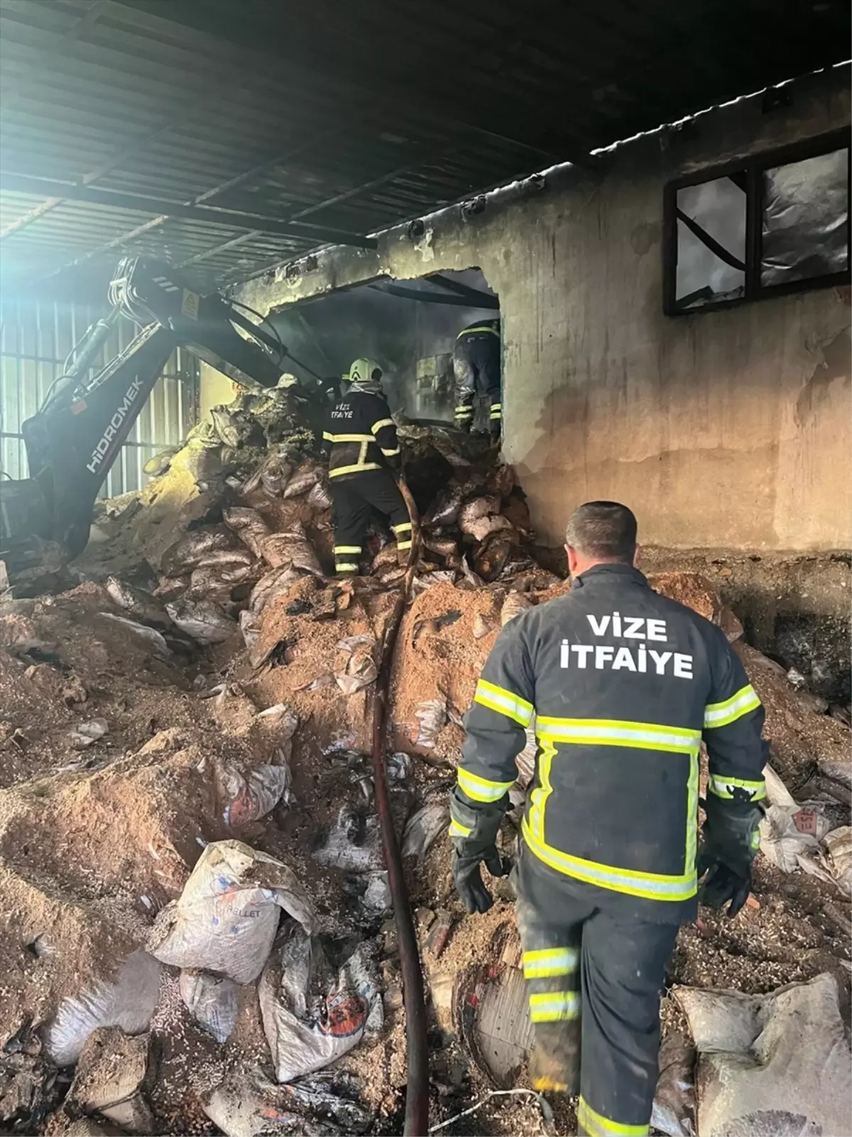 Kırklareli'nde pelet deposunda çıkan yangın söndürüldü