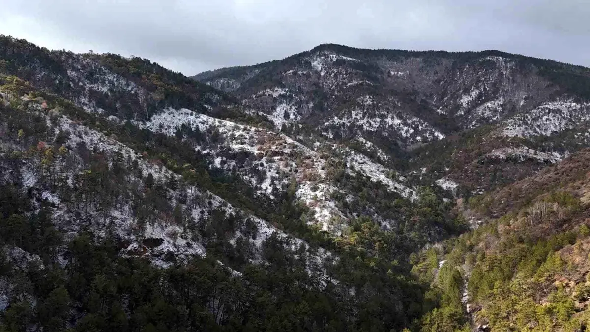 Kızılcahamam'da kar yağışı etkili oldu: Soğuksu Milli Parkı'nda kartpostallık manzaralar oluştu