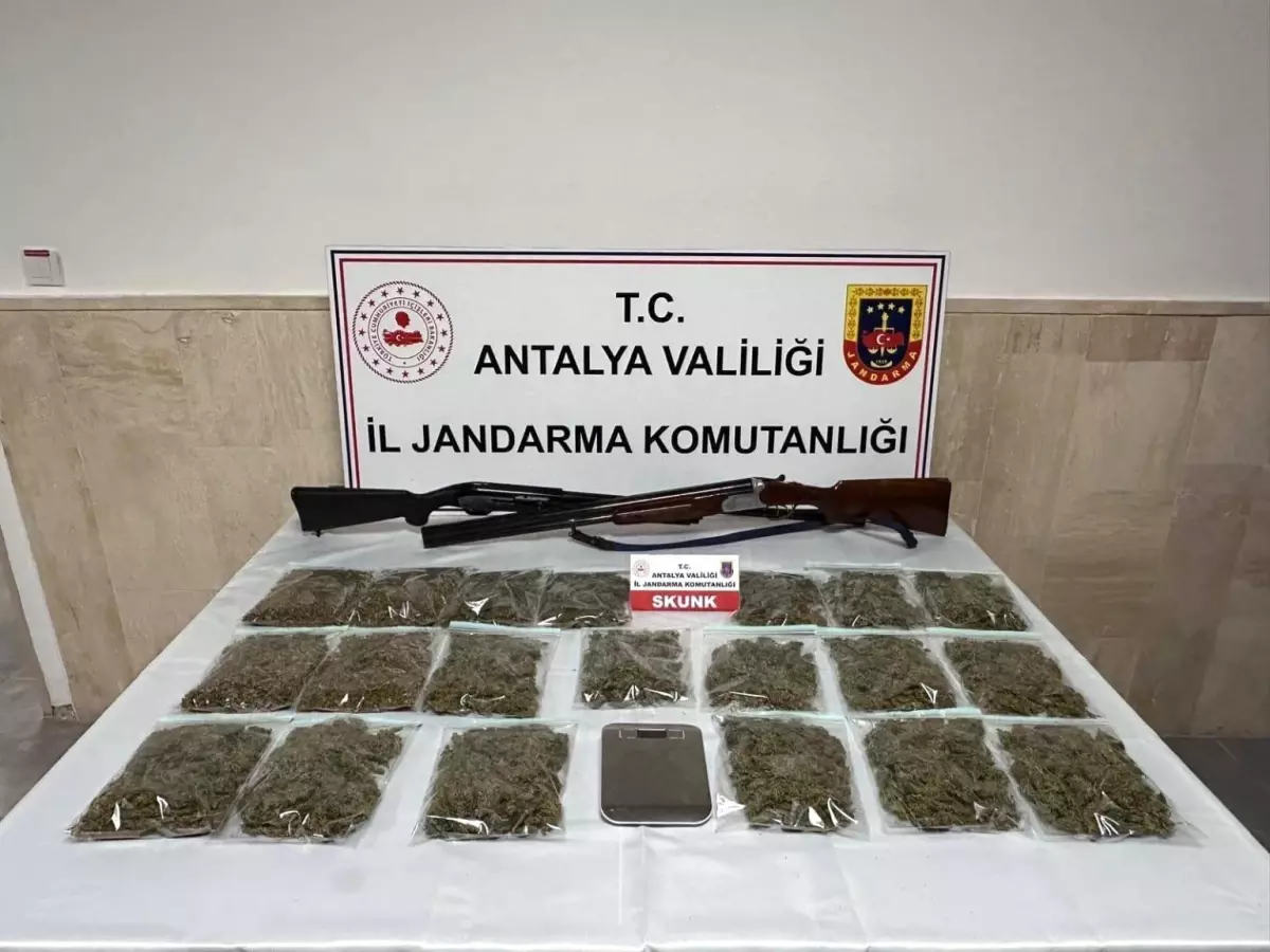 Korkuteli'de uyuşturucu operasyonu: 3 gözaltı