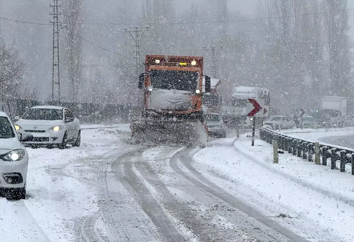 Malatya-Kayseri kara yolu, kar yağışı nedeniyle ağır tonajlı araçların geçişine kapatıldı