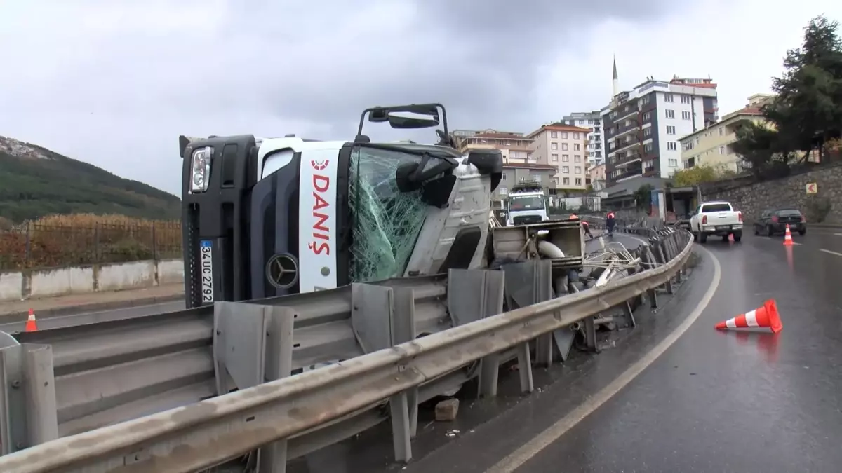 Maltepe'de Beton Pompası Taşıyan Kamyon Devrildi