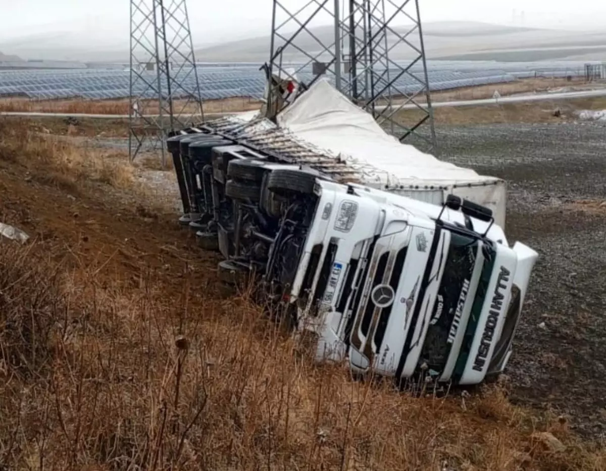 Muş'ta tır şarampole yuvarlandı