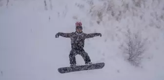 Palandöken'de yoğun kar yağışı altında kayak keyfi yaşanıyor