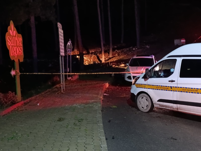 Группы, смотрящие на припаркованный автомобиль, столкнулись с жестокостью на правом сиденье