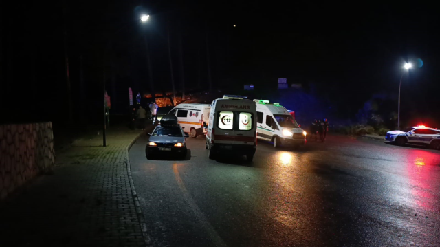 Группы, смотрящие на припаркованный автомобиль, столкнулись с жестокостью на правом сиденье