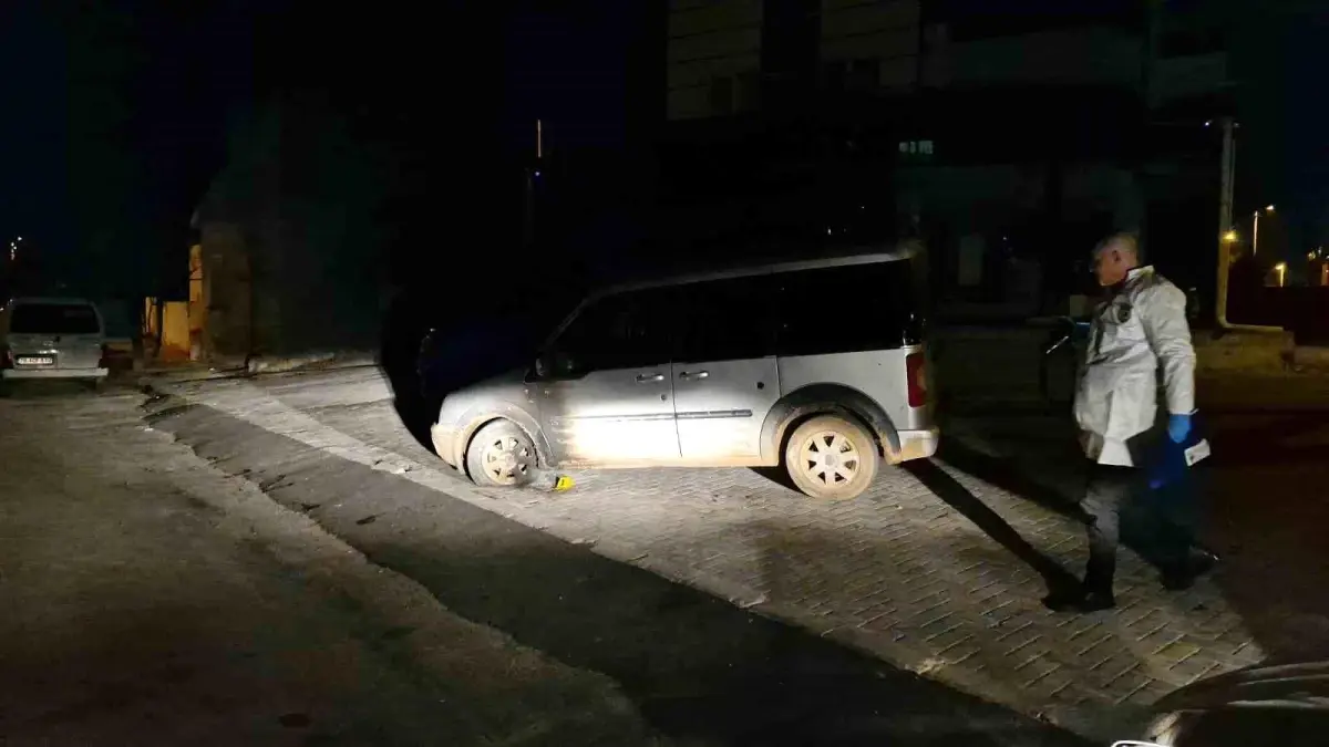 Park halindeki aracı benzin döküp ateşe verdi, alevler aracı sarmadan söndürüldü