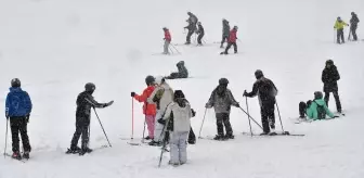 Sarıkamış Kayak Merkezi'nde kar yağışı altında kayak keyfi