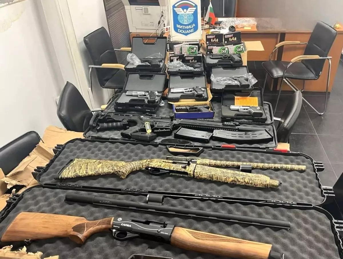 Sınırda çok sayıda kaçak silah ve mermi yakalandı