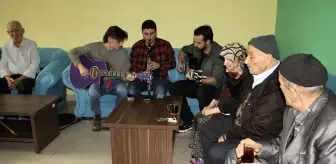 Sinop'ta gönüllü üniversite öğrencilerinden huzurevi sakinlerine müzikli motivasyon