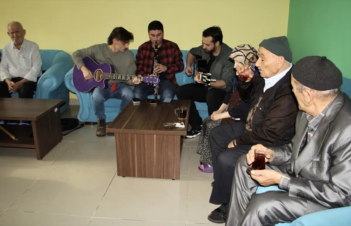 Sinop'ta gönüllü üniversite öğrencilerinden huzurevi sakinlerine müzikli motivasyon