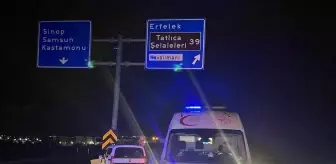 Sinop'ta otomobil yön tabelasının direğine çarptı, 2 kişi yaralandı