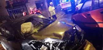 Sinop'ta park halindeki araçlara çarpan otomobilin sürücüsü yaralandı