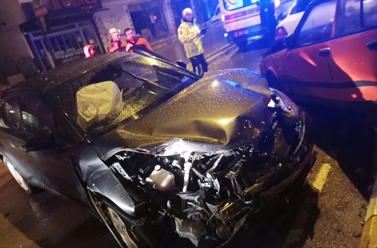 Sinop'ta park halindeki araçlara çarpan otomobilin sürücüsü yaralandı