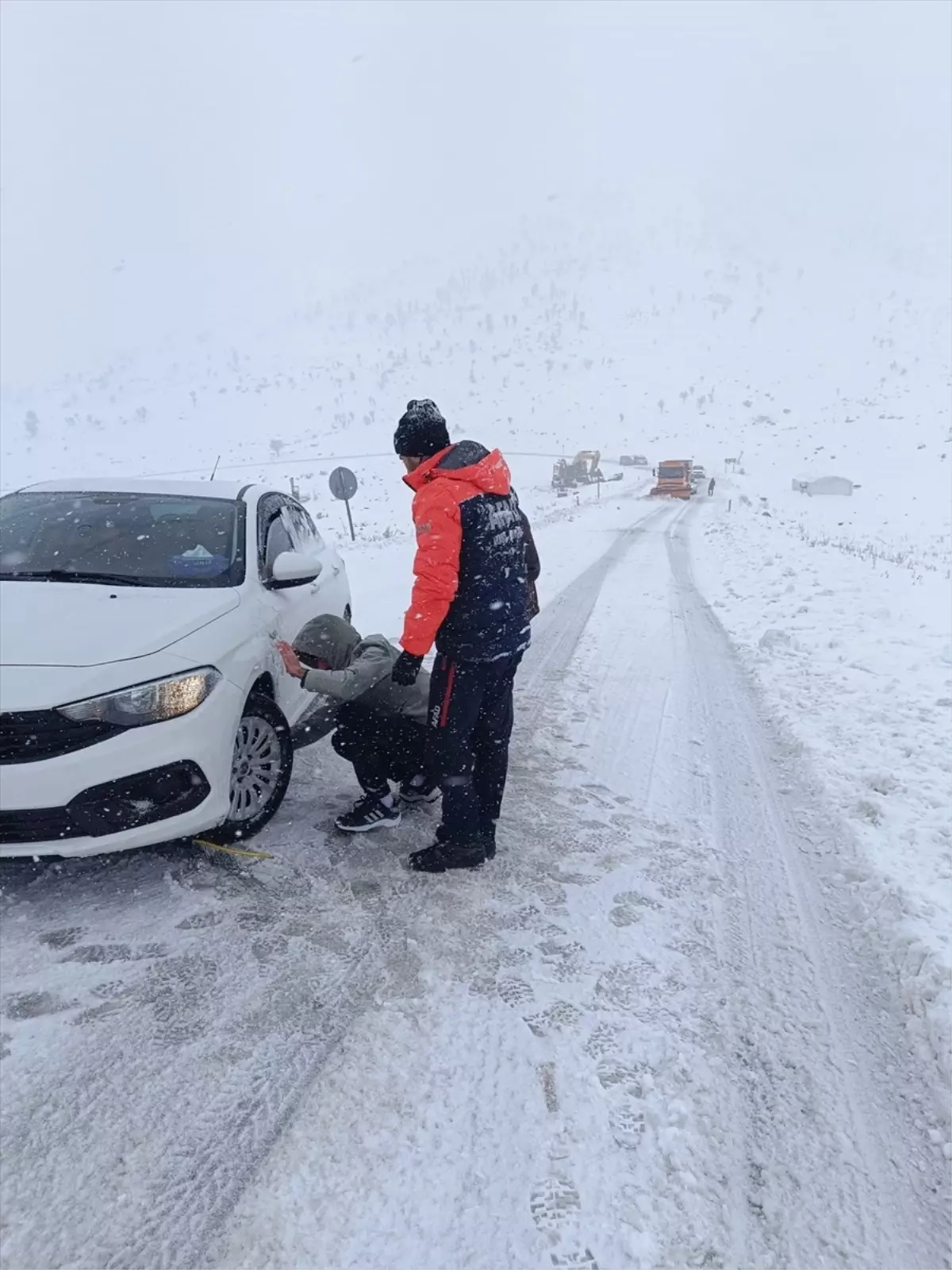Şırnak'ta kar nedeniyle yolda mahsur kalanlar ekiplerce kurtarıldı