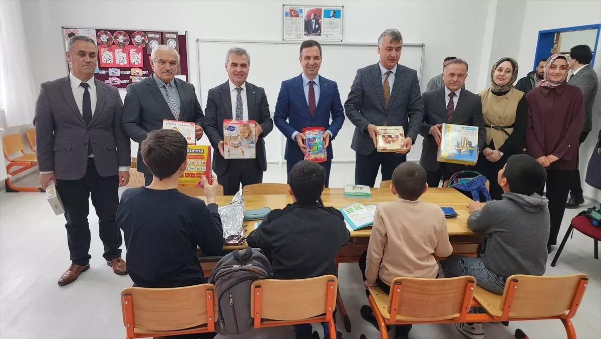 Suluova Kaymakamlığı, özel öğrencilere eğitim materyalleri hediye etti