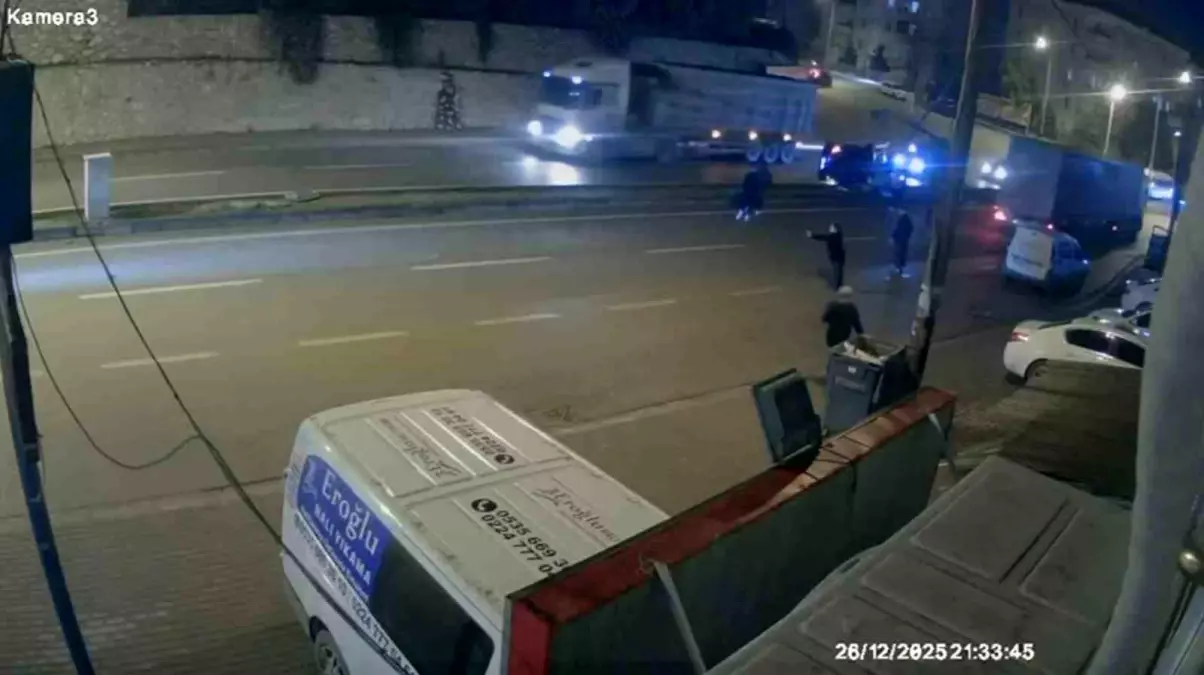 Takla atıp direğe çarpan otomobilin kaza anı kamerada: 3 yaralı