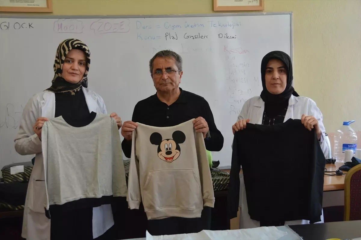 Tatvan'da kadın kursiyerler ihtiyaç sahibi çocuklar için kıyafet dikiyor