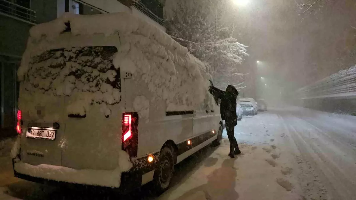 Tatvan'da kar yağışı hayatı olumsuz etkiledi: 40 köy ve 32 mezra yolu kapandı
