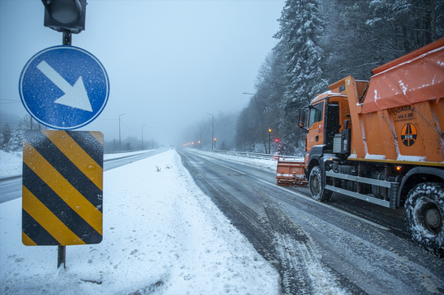 The snow thickness on Turkey's main artery has reached 10 centimeters