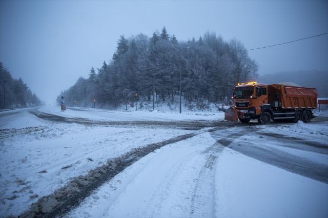 The snow thickness on Turkey's main artery has reached 10 centimeters