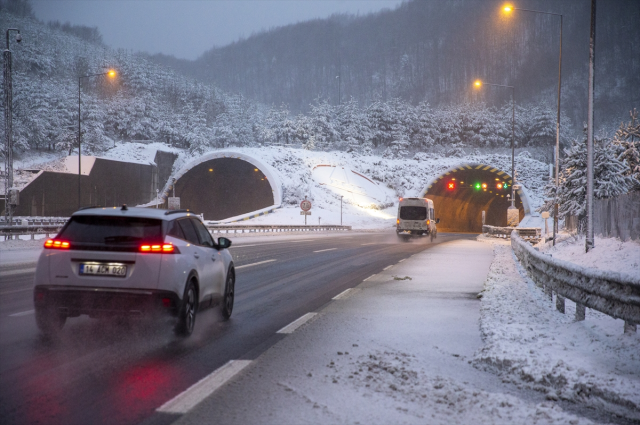 The snow thickness on Turkey's main artery has reached 10 centimeters