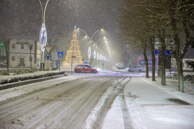 The snow thickness on Turkey's main artery has reached 10 centimeters