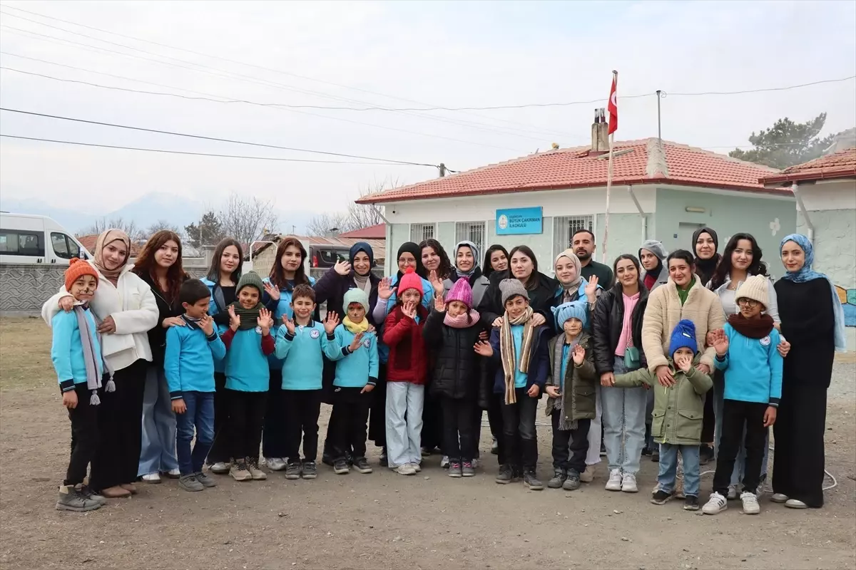 Üniversiteli gönüllü gençler ördükleri atkı ve berelerle köy çocuklarını ısıtıyor