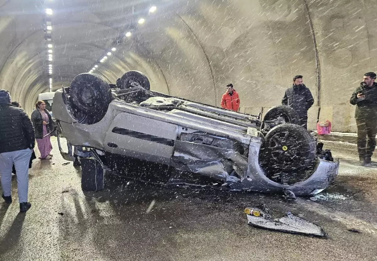 Yüksekova'da trafik kazası: 3 yaralı