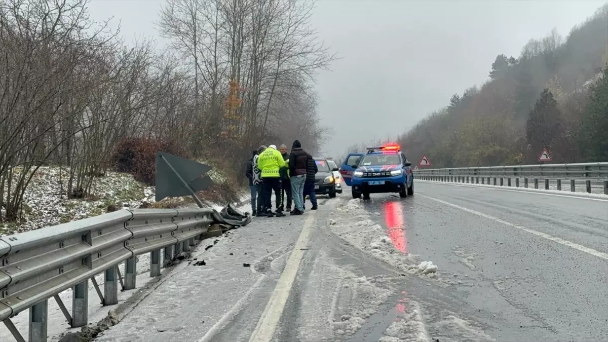Zonguldak ve Sakarya'da karın kayganlaştırdığı yolda kaza yapan otomobillerdeki 5 kişi yaralandı