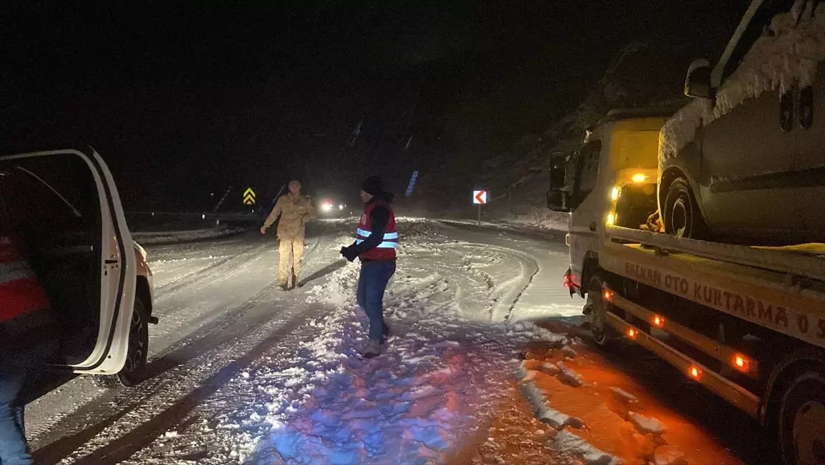 Ağrı'da kar ve tipi nedeniyle Tendürek geçidinde ulaşım güçlükle sağlanıyor