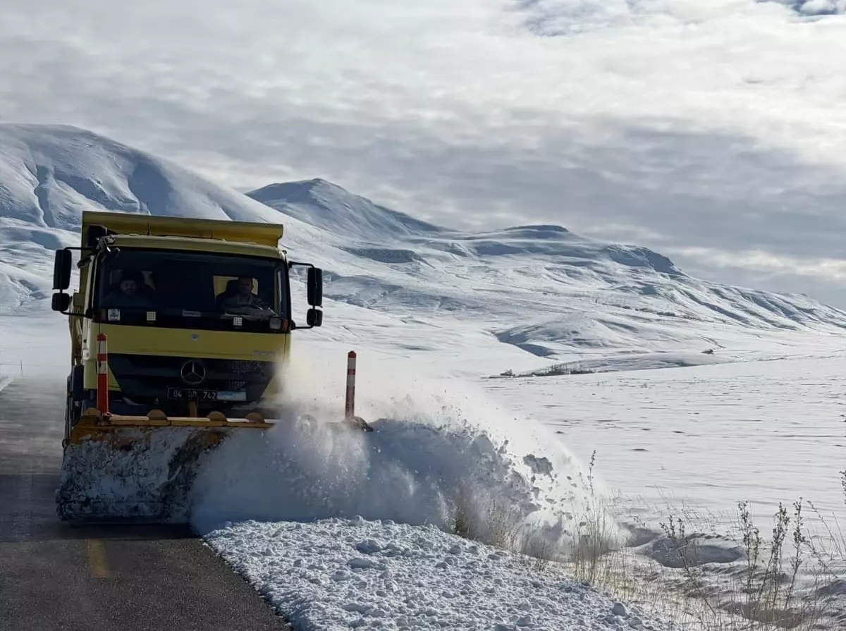 Ağrı'da kardan kapanan 354 köy yolu ulaşıma açıldı