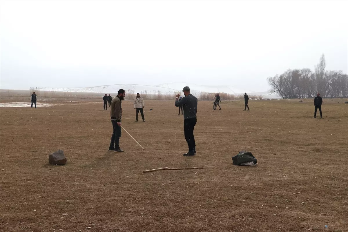 Ağrılı gurbetçi gençler kışın, unutulan "topa dara" oyunuyla stres atıyor