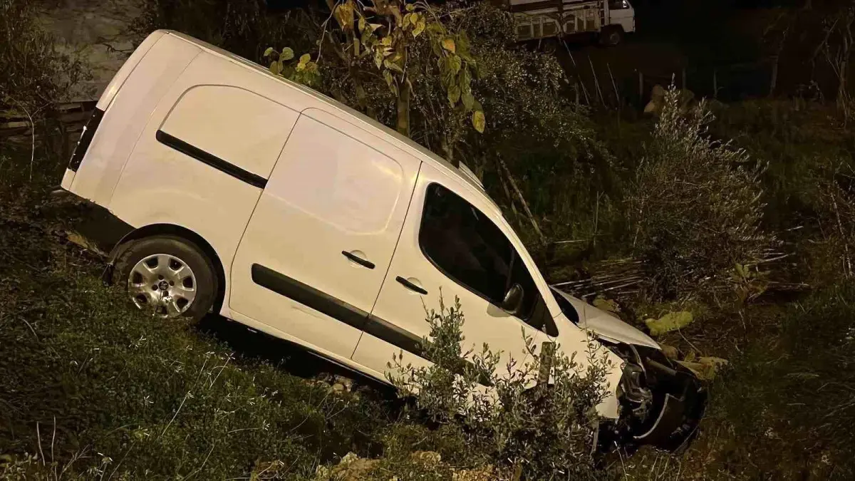 Alanya'da kamyonet şarampole yuvarlandı: 1 yaralı
