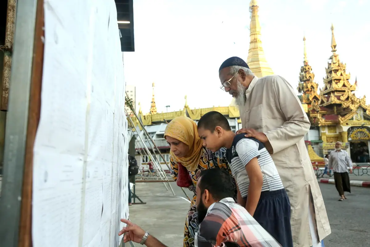 Albüm: Myanmar'da Seçmenler Genel Seçimlerin İlk Aşaması İçin Sandık Başında