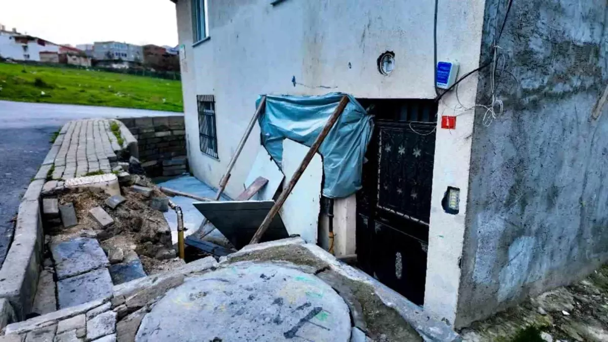 Avcılar'da faciadan kıl payı dönüldü: El frenini çekmeyi unutunca panelvan araç daireye daldı