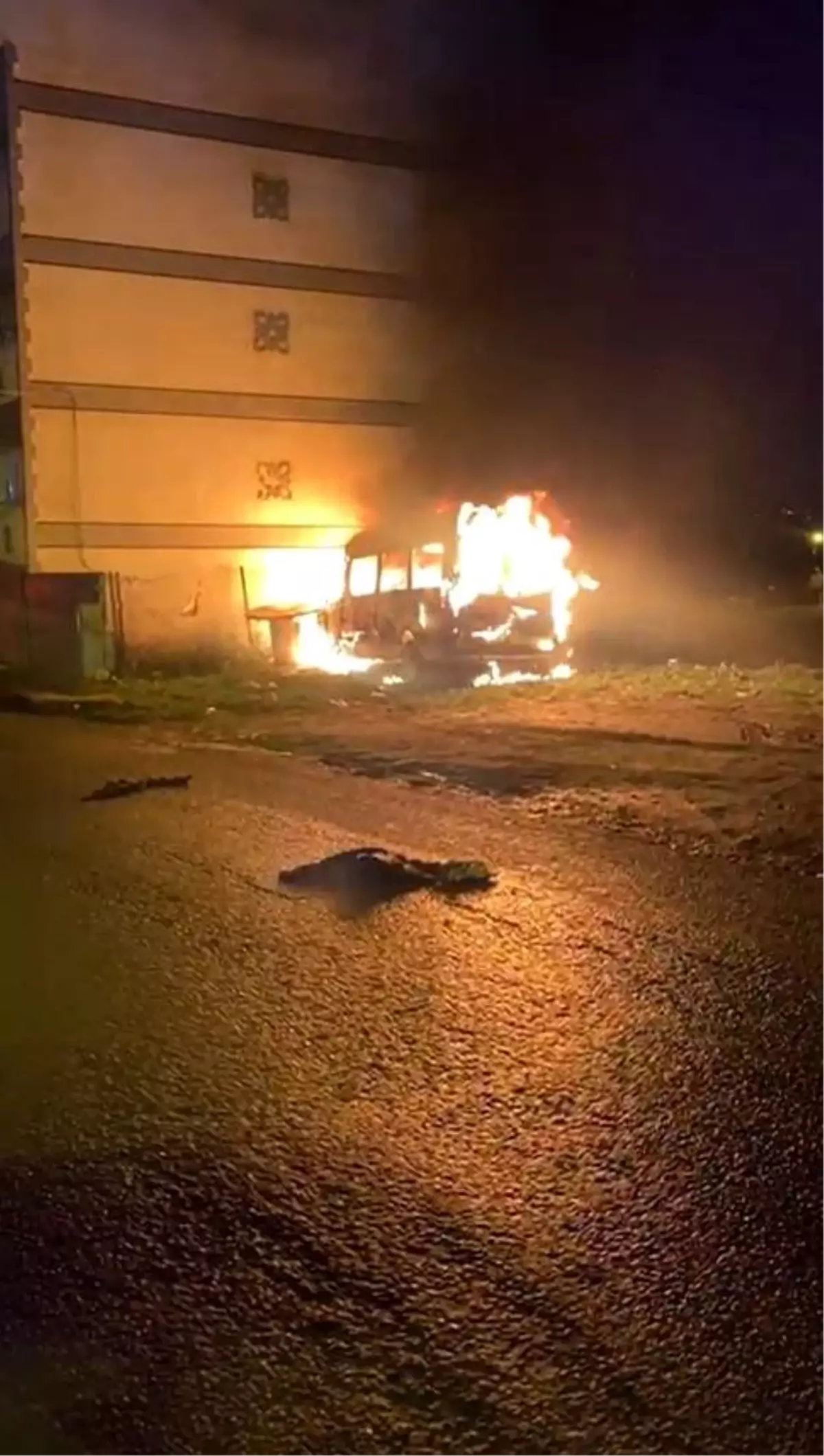 Avcılar'da minibüs alev alev yandı