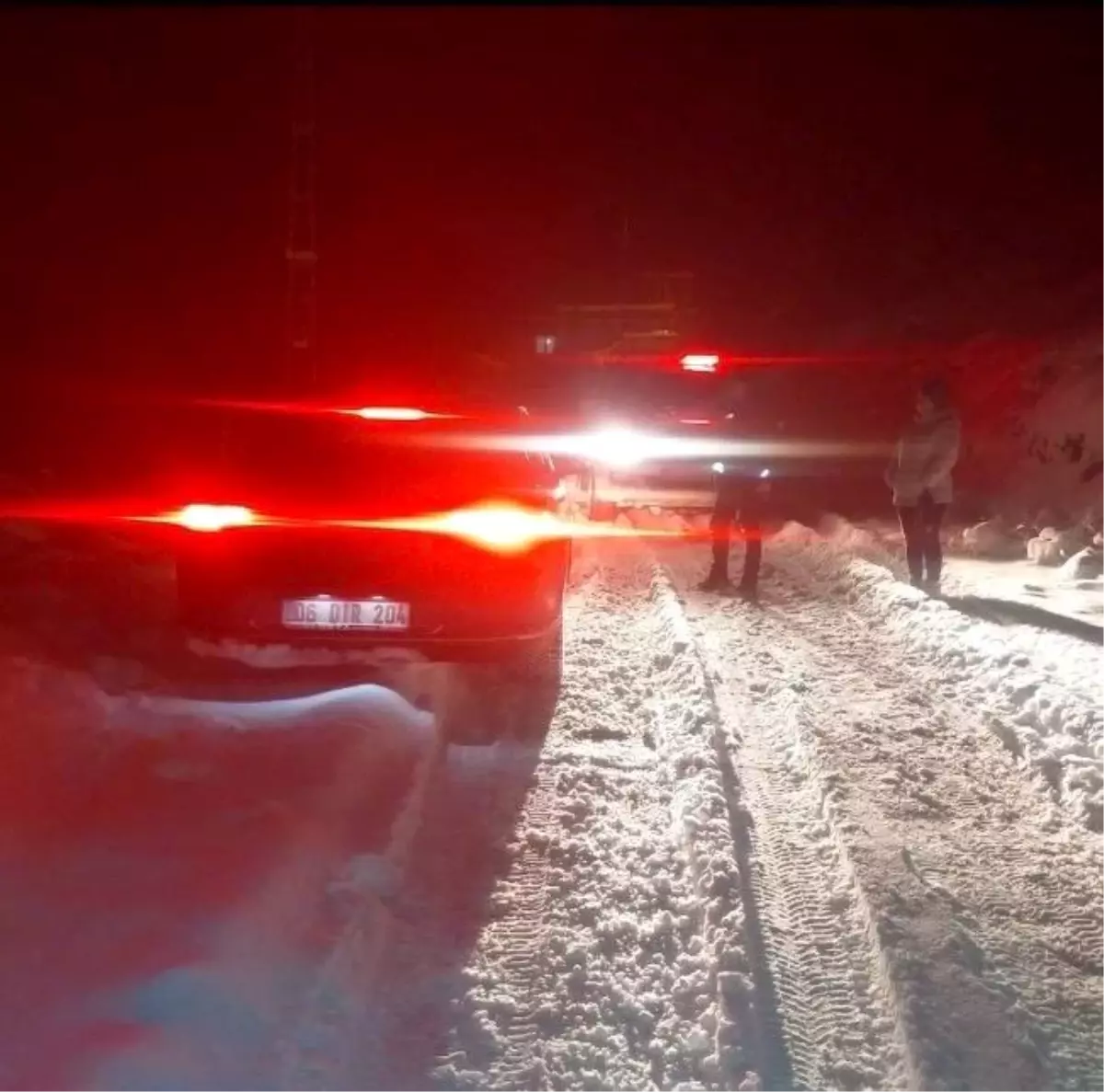 Bağ evine gitmek isterken mahsur kalan 2 şahsın yardımına polis yetişti