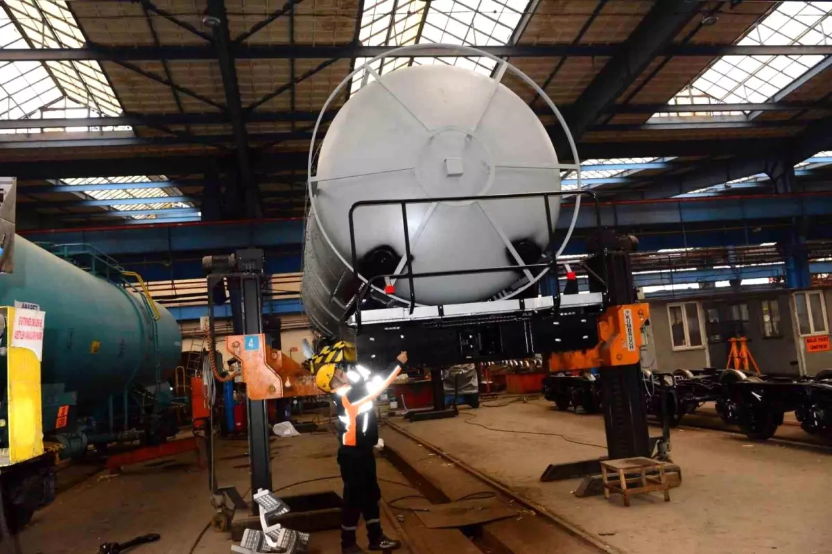 Bakan Uraloğlu: "Yeni yük vagonlarımız enerji kaynaklarının nakliyesinde ordumuzun lojistik gücüne güç kat...